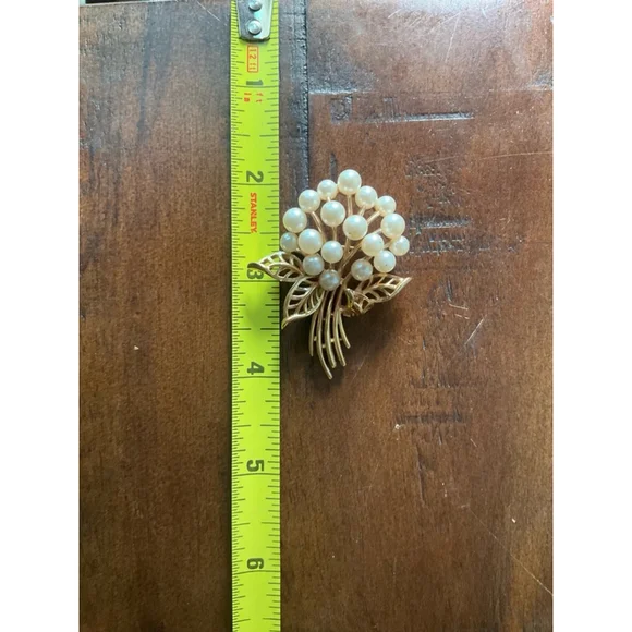 Trifari Gold & White Pearl Flower Brooch - Picture 4 of 4